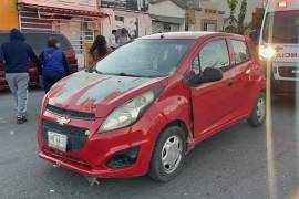 El Chevrolet Spark sufrió daños menores tras el atropellamiento.