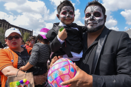 La tradición de pedir calaverita, en la que niños disfrazados recorren las calles pidiendo dulces y dinero, está ligada a las celebraciones del Día de Muertos.