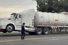 Un hombre que viajaba en la unidad fue detenido debido a presuntas irregularidades en la documentación para el traslado del combustible.