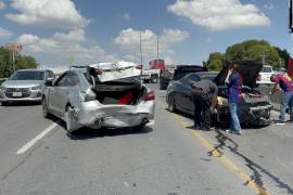 El Honda también impactó a un Nissan Altima que se encontraba delante de la camioneta.