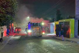 Vecinos ayudaron a controlar el incendio en las viviendas antes de la llegada de bomberos.