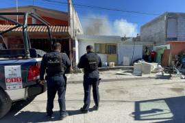 El equipo de bomberos en plena labor para sofocar el incendio en la colonia Pueblo Insurgente. La rápida acción evitó que las llamas se extendieran a otras áreas del domicilio.