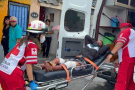 Paramédicos de la Cruz Roja atendieron a los lesionados.