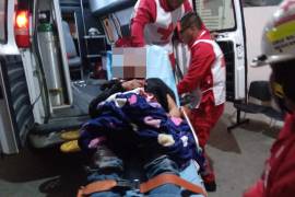 Paramédicos de Cruz Roja brindaron primeros auxilios al ciclista herido en el accidente ocurrido en la carretera Estatal 105.