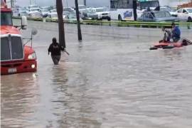 Tres personas que quedaron atrapadas por la corriente en el bulevar Fundadores, a la altura de Loma Linda, fueron rescatadas por elementos de la Preventiva Municipal.