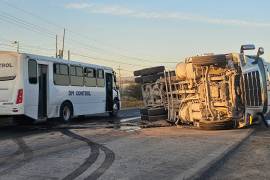 Tractocamión volcado bloqueó parcialmente la vía hacia Ramos Arizpe; el accidente no dejó personas lesionadas.
