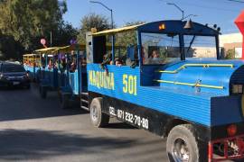 Trabajadores ferroviarios inician las peregrinaciones guadalupanas en Torreón, llevando ofrendas y cuadros de la Virgen.