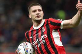 Luka Jovic arribó este lunes a Atenas para concretar su fichaje con el AEK, equipo donde juega Orbelín Pineda.