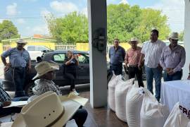 Se entregó una dotación de semillas a varios ejidatarios de Ciudad Frontera.