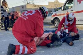 Paramédicos de la Cruz Roja trasladaron a los lesionados al Hospital General para descartar heridas graves.