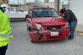 Las aseguradoras acudieron al lugar del accidente para hacerse cargo de los daños materiales tras el choque ocurrido en la colonia Avícola.