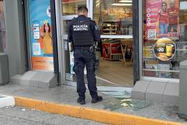 Elementos municipales acudieron a una tienda de conveniencia ubicada en la colonia Bellavista, tras el reporte de daños en uno de sus cristales.