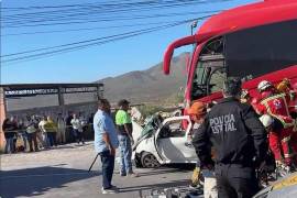 Los servicios de emergencia trabajaron durante varios minutos para liberar al conductor del Pointer, quien quedó atrapado entre los fierros retorcidos tras el impacto.