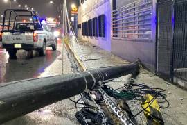 El poste de madera quedó recostado sobre la banqueta con los cables telefónicos a su alrededor.