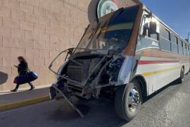 El camión de transporte público resultó con daños en su costado luego del impacto.