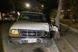 El responsable perdió el control de una camioneta Ford al llegar al cruce con el bulevar San Juan Capistrano.