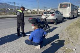 El impacto provocó que el motociclista cayera sobre el pavimento, resultando con una lesión en la pierna derecha, siendo atendido en el lugar.