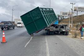 El contenedor quedó parcialmente desprendido en plena curva DeAcero, lo que obligó a las autoridades a cerrar un carril para evitar riesgos adicionales.