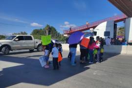 Padres de familia bloquearon la carretera a Zacatecas para exigir cuentas sobre recursos de la escuela.