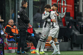 Santiago Giménez volvió a la actividad con el Milan tras varios meses fuera por lesión.