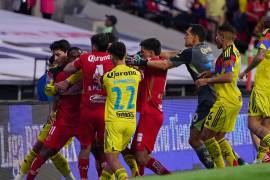 La bronca comenzó en la cancha por parte de Helinho, del Toluca, pero pasó a los vestidores, donde intervino Martín, quien no estaba convocado para el encuentro.
