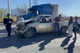 Elementos de la Policía Municipal abanderaron la zona del percance, ocurrido cerca de las 14:30 horas, para prevenir riesgos adicionales en el cruce vial.