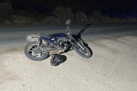 La motocicleta en la que viajaba la joven quedó a un costado de la carretera tras el accidente ocurrido rumbo a Derramadero.