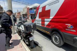 Paramédicos de la Cruz Roja acudieron al lugar para brindar atención al lesionado, quien presentaba una posible fractura en la pierna izquierda.