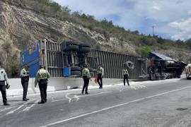 La unidad, que transportaba fertilizante, bloqueó carriles en ambos sentidos luego de impactarse contra la barrera de contención.