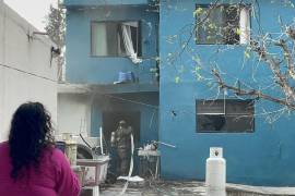 La onda de choque ocasionó daños en ventanas del inmueble, cuyos cristales estallaron por la presión generada.