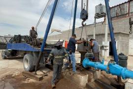Personal de SIMAS Torreón realiza trabajos de mantenimiento en equipos de extracción y suministro de agua potable.