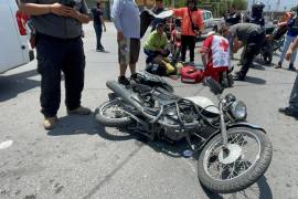 El choque ocurrió cuando presuntamente un vehículo se incorporó a la vialidad y se atravesó al paso de la motocicleta que circulaba por el sector.
