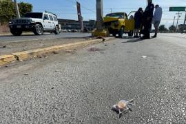 La camioneta Ford Ranger terminó impactada contra el poste de un semáforo tras perder el control en el cruce vial.