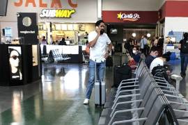 Captan a Carlos ‘Máster’ Muñoz a punto de abordar un vuelo comercial, usuarios se cuestionan ‘no tiene hambre’ ¿dónde quedaron sus lujos?