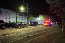 De acuerdo con las primeras investigaciones, el impacto entre ambas motocicletas fue de frente, lo que provocó que uno de los conductores saliera proyectado contra el pavimento y perdiera la vida de manera instantánea.