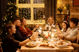 La cena del 24 de diciembre es más que un momento para disfrutar de deliciosos platillos; es una oportunidad perfecta para realizar rituales familiares que fortalezcan los lazos afectivos y atraigan energía positiva para el próximo año.