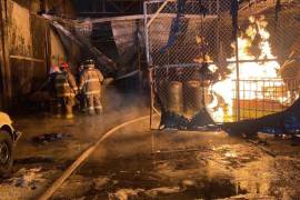 Incendio en fábrica de solventes alarma a vecinos de Tlanepantla; llamas alcanzan los 30 metros de altura.