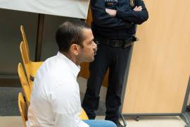 Alves aún no conoce cuál será su destino jurídico, entre el pago de la fianza y el rechazo de las autoridades de Barcelona.