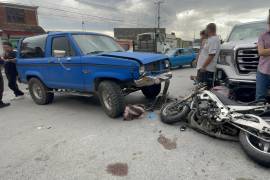 De acuerdo con los primeros reportes, el accidente ocurrió cuando el conductor de una camioneta intentó realizar una vuelta en “U”, presuntamente invadiendo el paso de la motocicleta.