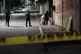 Un menor de edad reportó que, mientras caminaba por la calle 15, observó el objeto del cual parecía sobresalir una mano.