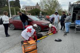 Paramédicos de la Cruz Roja arribaron al lugar del accidente para brindar atención al joven repartidor y trasladarlo a un hospital.