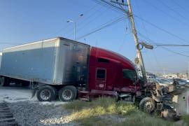 El camión de carga quedó gravemente dañado tras el impacto con el tren y un poste de electricidad en el bulevar Vito Alessio Robles.