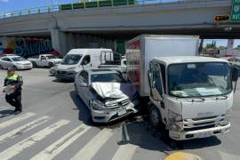 Testigos señalaron que el percance ocurrió cuando una camioneta de reparto intentó incorporarse al bulevar, lo que derivó en la colisión con un automóvil que circulaba por la vía principal.