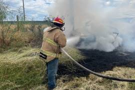 Bomberos de Protección Civil de Palaú acudieron a la curva Guillén para controlar la emergencia.
