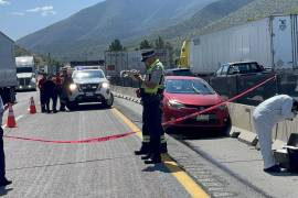 Paramédicos y autoridades ministeriales atendieron el accidente mortal en el kilómetro 234+900, donde un adulto mayor falleció.