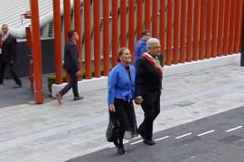 El ahora ex presidente llegó luego de que a lo largo de su camino cientos de personas lo saludaron y le lanzaron papelitos y flores, tras un recorrido de poco más de 35 minutos.