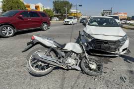 Un Nissan Versa y una motocicleta quedaron involucrados en el percance ocurrido en la Zona Centro de Saltillo.