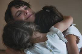 Esta imagen difundida por Netflix muestra a Jessie Buckley en una escena de “La hija perdida”. AP/Yannis Drakoulidis/Netflix
