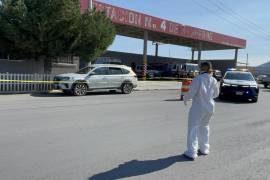 Elementos de la Agencia de Investigación Criminal acudieron a la estación de Bomberos de Derramadero tras confirmarse el fallecimiento de una mujer que había sido trasladada en un vehículo particular por sus familiares.