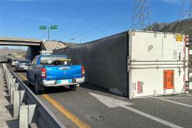 El tráiler quedó volcado sobre su costado izquierdo en la curva “El Caracol”, bloqueando parcialmente la carretera.